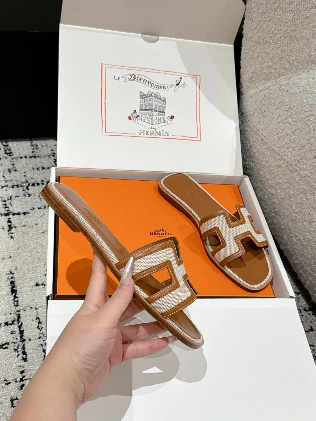 👟👟Ex-factory price 480👟👟 HERMES Hermès Oran series H classic slippers flat slippers 2025 spring and summer latest color matching family portrait ❤️ Original development Purchasing quality Integrated rhinestones, rivets, palm prints, graffiti, embroidery and other details make the simple H slippers new! Add more matching possibilities! The basic colors and this year’s hot new colors are all with your eyes closed. A must-have item for H fans in summer❤️Every color is beautiful ✔️Upper: cowhide/sheep/hot diamond/denim ✔️Foot: original sheepskin ✔️Sole: Italian A-grade double-layer leather outsole ✔️Size: #35-42 (40.41.42 custom-made, non-refundable)